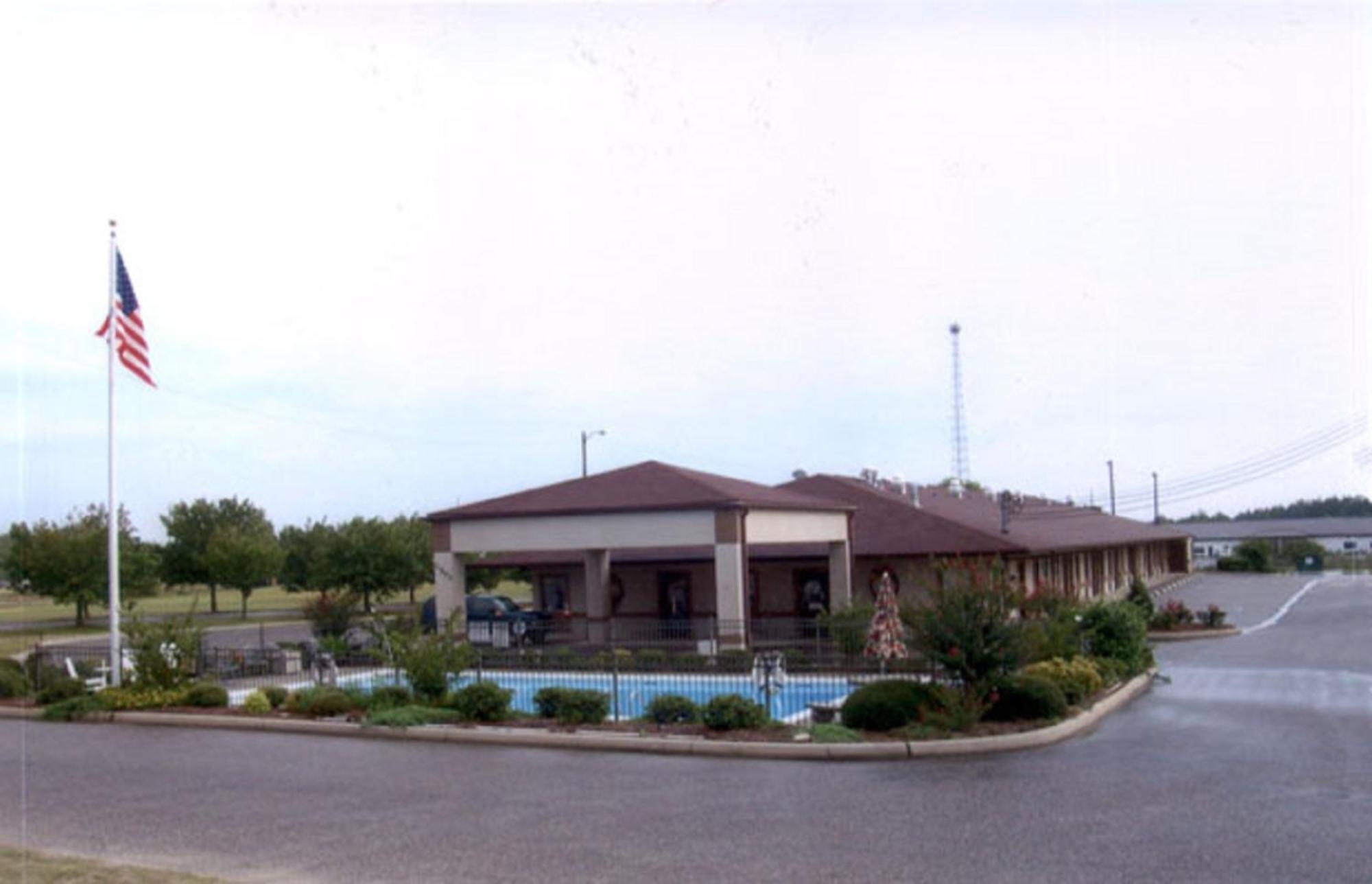 Briarwood Inn Of Geneva エクステリア 写真