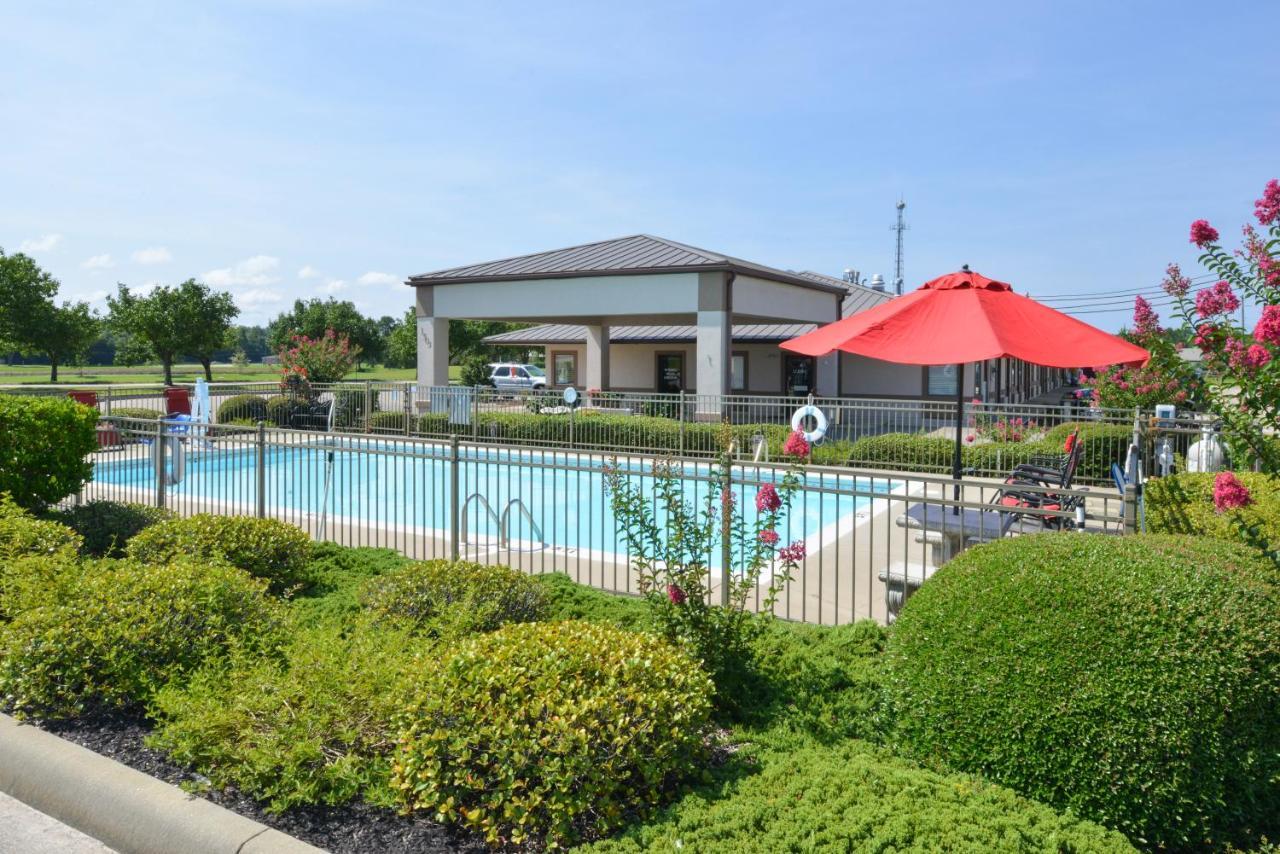 Briarwood Inn Of Geneva エクステリア 写真