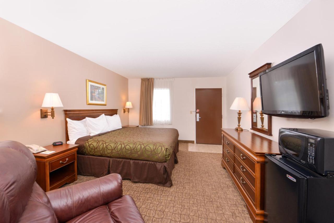 Briarwood Inn Of Geneva エクステリア 写真